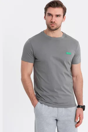 Ombre Clothing Bawełniany męski t-shirt z zieloną naszywką na piersi – szary V1 OM-TSCT-0151