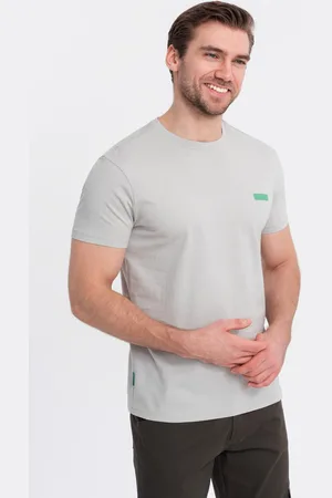 Ombre Clothing Męski bawełniany t-shirt z zieloną naszywką na piersi – jasnoszary V2 OM-TSCT-0151
