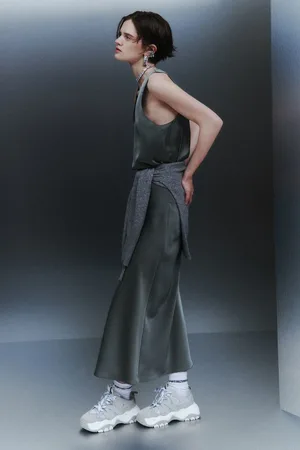 Patrizia Pepe Błyszcząca satynowa spódnica mid-skirt
