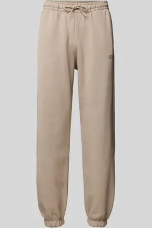 Guess Spodnie dresowe o kroju relaxed fit z nadrukiem z logo model ‘EMIS’