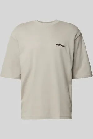 Review T-shirt o kroju oversized z nadrukiem z logo