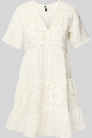 VERO MODA Sukienka mini taliowana z haftem angielskim model ‘NATALI’