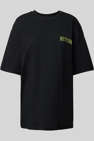 Review T-shirt o kroju oversized z nadrukiem z logo