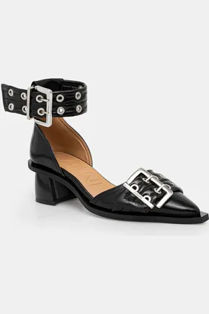 Ganni Czółenka Feminine Buckle Open Cut Pump Naplack kolor na słupku S2891