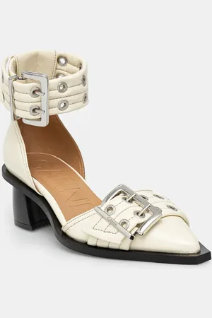 Ganni Czółenka Feminine Buckle Open Cut Pump Naplack kolor na słupku S2902