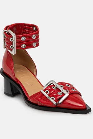 Ganni Czółenka Feminine Buckle Open Cut Pump Naplack kolor na słupku S2904