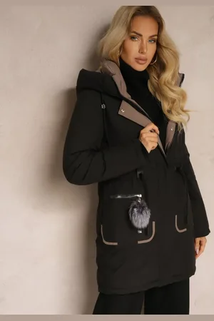 Renee Czarna Kurtka Parka ze Ściągaczami w Talii i Kapturem Zdobiona Zawieszką Zeriena