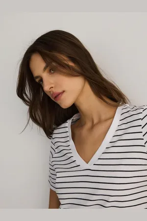 Reserved T-shirt regular z dekotem V