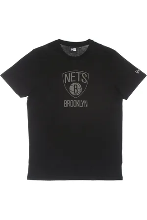 New Era Koszulki, Mężczyzna, Czarny, 2XS, Brooklyn Nets Koszulka z Refleksyjnym Nadrukiem Czarna