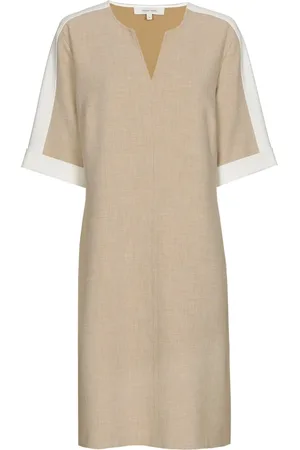 Marie Méro Sukienki, Kobieta, brązowy, 2XL, Elegancka Sukienka z Wycięciem V w Kolorze Camel