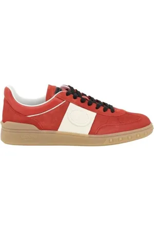 VALENTINO GARAVANI Buty, Mężczyzna, Czerwony, 40 EU, Zamsz, Zamszowe Sneakersy z Wytłoczonym Logo V i Szczegółami Rockstud