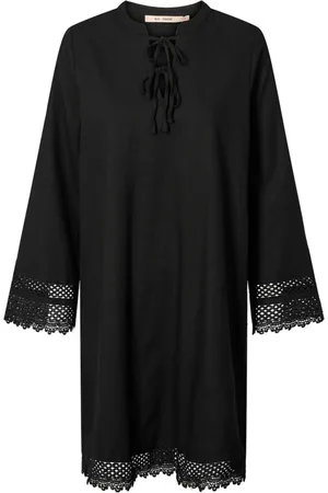RUE de FEMME Sukienki, Kobieta, Czarny, S, Len, Elegancka Czarna Sukienka z Szerokimi Rękawami