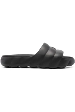 Moncler Buty, Mężczyzna, Czarny, 40 EU, Czarne Slide Sandały z Wytłoczonym Logo