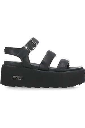 Cult Buty, Kobieta, Czarny, 38 EU, Czarne skórzane sandały z metalowymi detalami