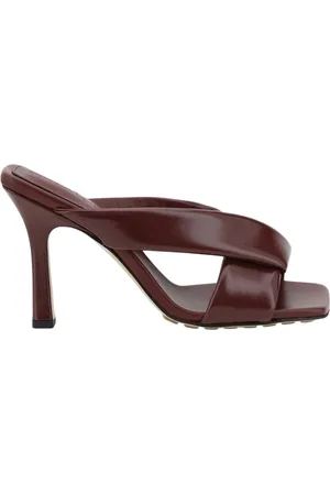 Bottega Veneta Buty, Kobieta, Czerwony, 38 1/2 EU, Brązowe skórzane sandały na obcasie z krzyżowymi paskami