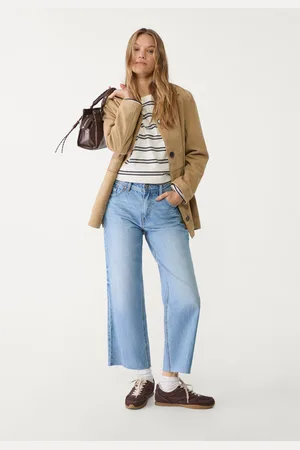 Stradivarius Jeansy przed kostkę o prostym kroju D96