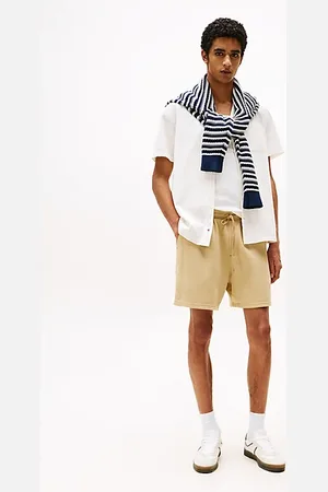 Tommy Hilfiger Szorty o regularnym kroju z naszywką z flagą