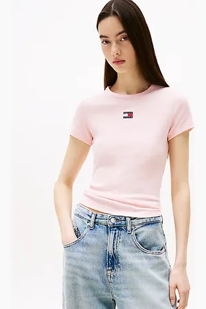 Tommy Hilfiger Prążkowany T-shirt o wąskim kroju z naszywką