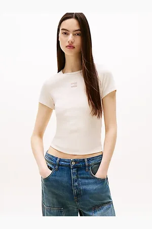 Tommy Hilfiger Prążkowany T-shirt o wąskim kroju z naszywką