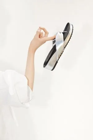 Zara Sandały na płaskiej podeszwie z metalizowanym wykończeniem